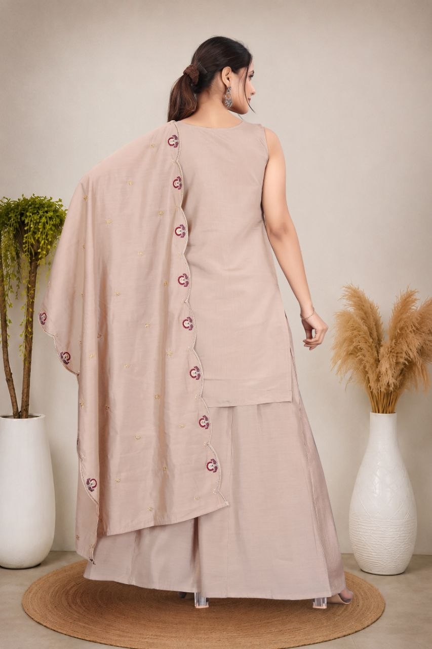 *Featuring beautiful Heavy Sleeveles Suit Set which is beautifully decorated Embroidered. It is paired with Plazzo.Complet Lining with Beautiful work*