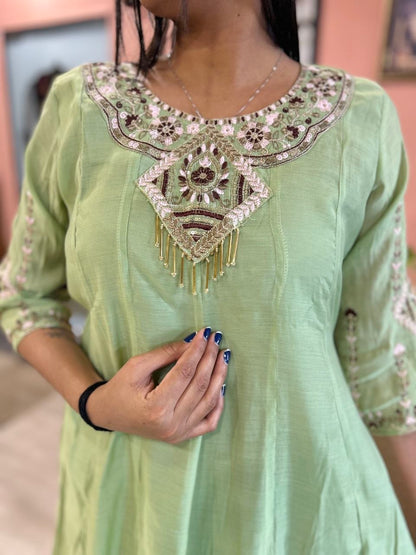 *Featuring beautiful Heavy Suit Set which is beautifully decorated Embroidery workand Handwork. It is paired with pent.Complet Lining with Beautiful Embroidery work on duppata*
