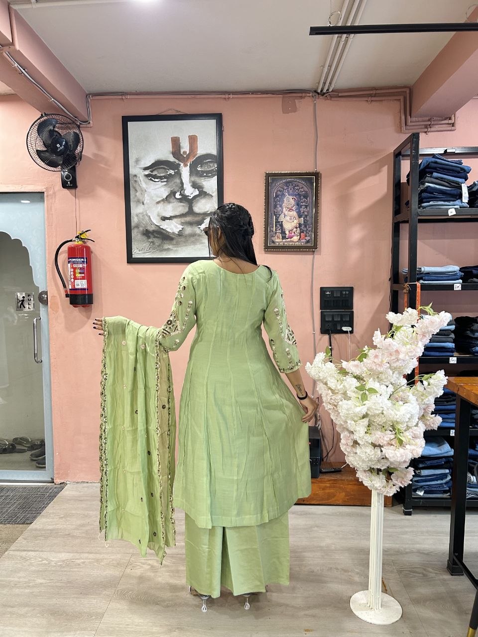 *Featuring beautiful Heavy Suit Set which is beautifully decorated Embroidery workand Handwork. It is paired with pent.Complet Lining with Beautiful Embroidery work on duppata*