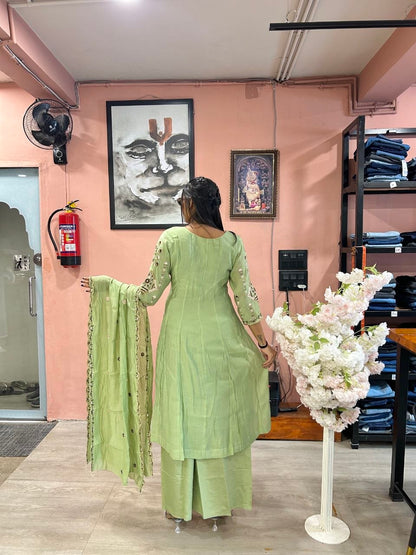*Featuring beautiful Heavy Suit Set which is beautifully decorated Embroidery workand Handwork. It is paired with pent.Complet Lining with Beautiful Embroidery work on duppata*