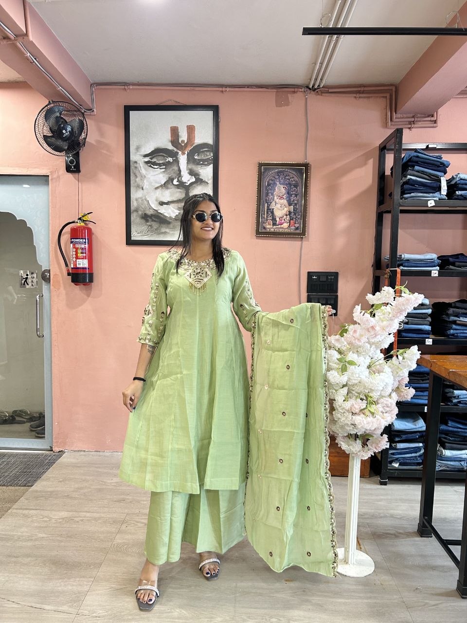 *Featuring beautiful Heavy Suit Set which is beautifully decorated Embroidery workand Handwork. It is paired with pent.Complet Lining with Beautiful Embroidery work on duppata*