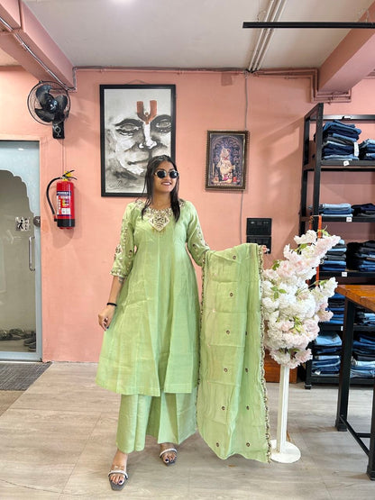 *Featuring beautiful Heavy Suit Set which is beautifully decorated Embroidery workand Handwork. It is paired with pent.Complet Lining with Beautiful Embroidery work on duppata*