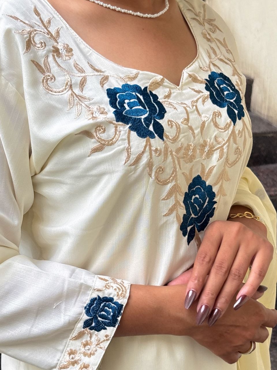 Featuring beautiful Heavy Suit Set which is beautifully decorated Embroidered. It is paired with matching pants with duppata with Embroidery.Complet Lining with Beautiful work in duppata